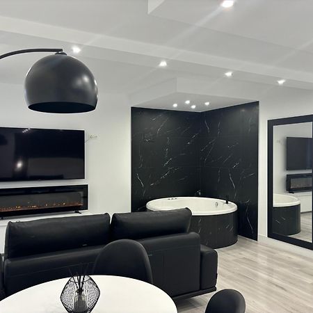 Black And White Suite Cervantes Castro Urdiales Ngoại thất bức ảnh