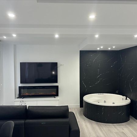 Black And White Suite Cervantes Castro Urdiales Ngoại thất bức ảnh