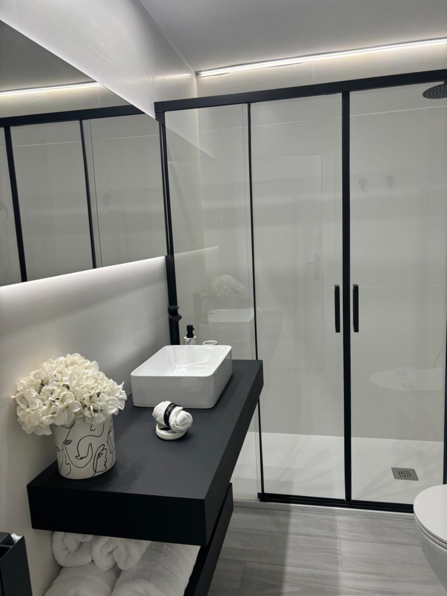 Black And White Suite Cervantes Castro Urdiales Ngoại thất bức ảnh