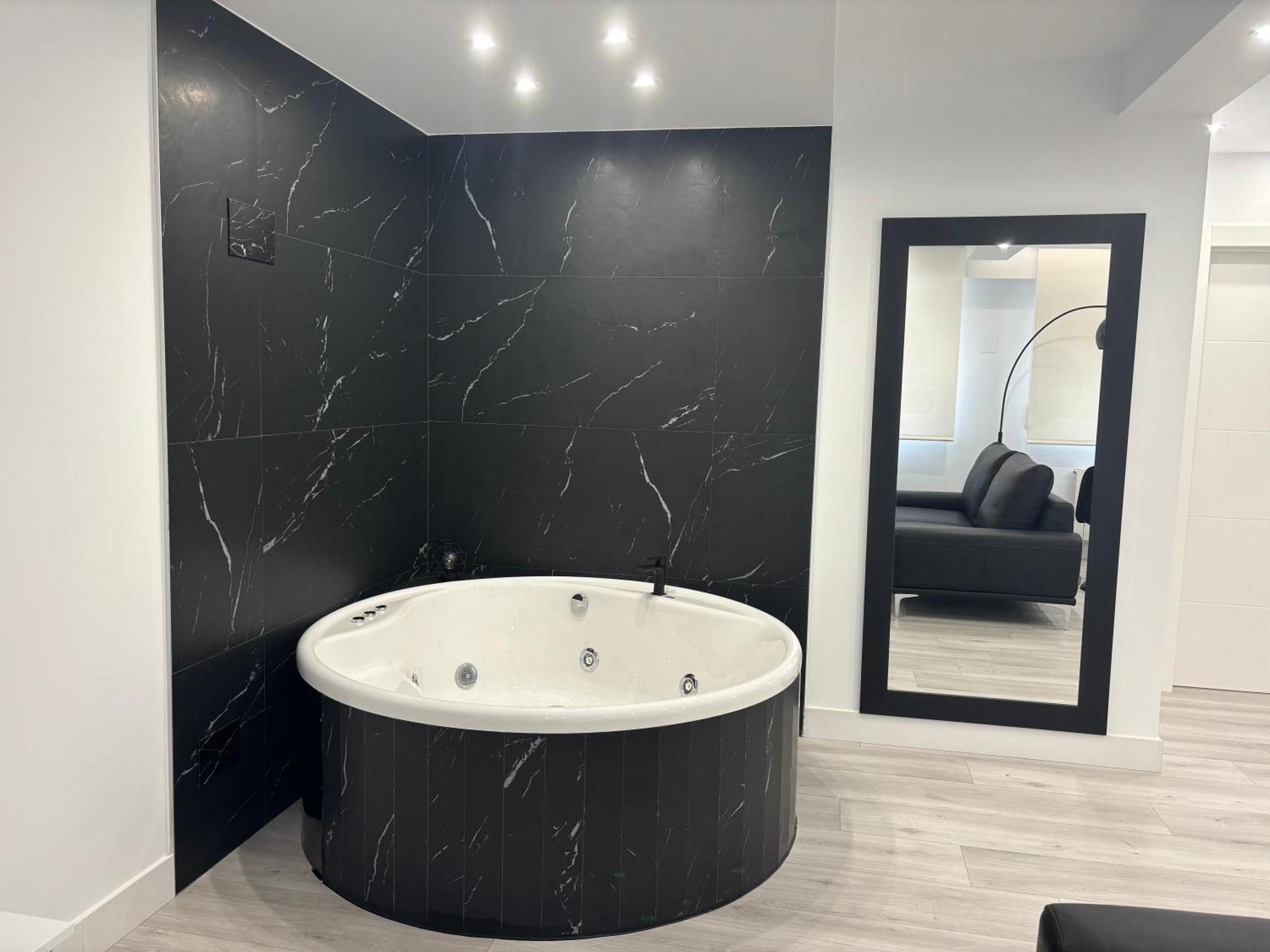 Black And White Suite Cervantes Castro Urdiales Ngoại thất bức ảnh