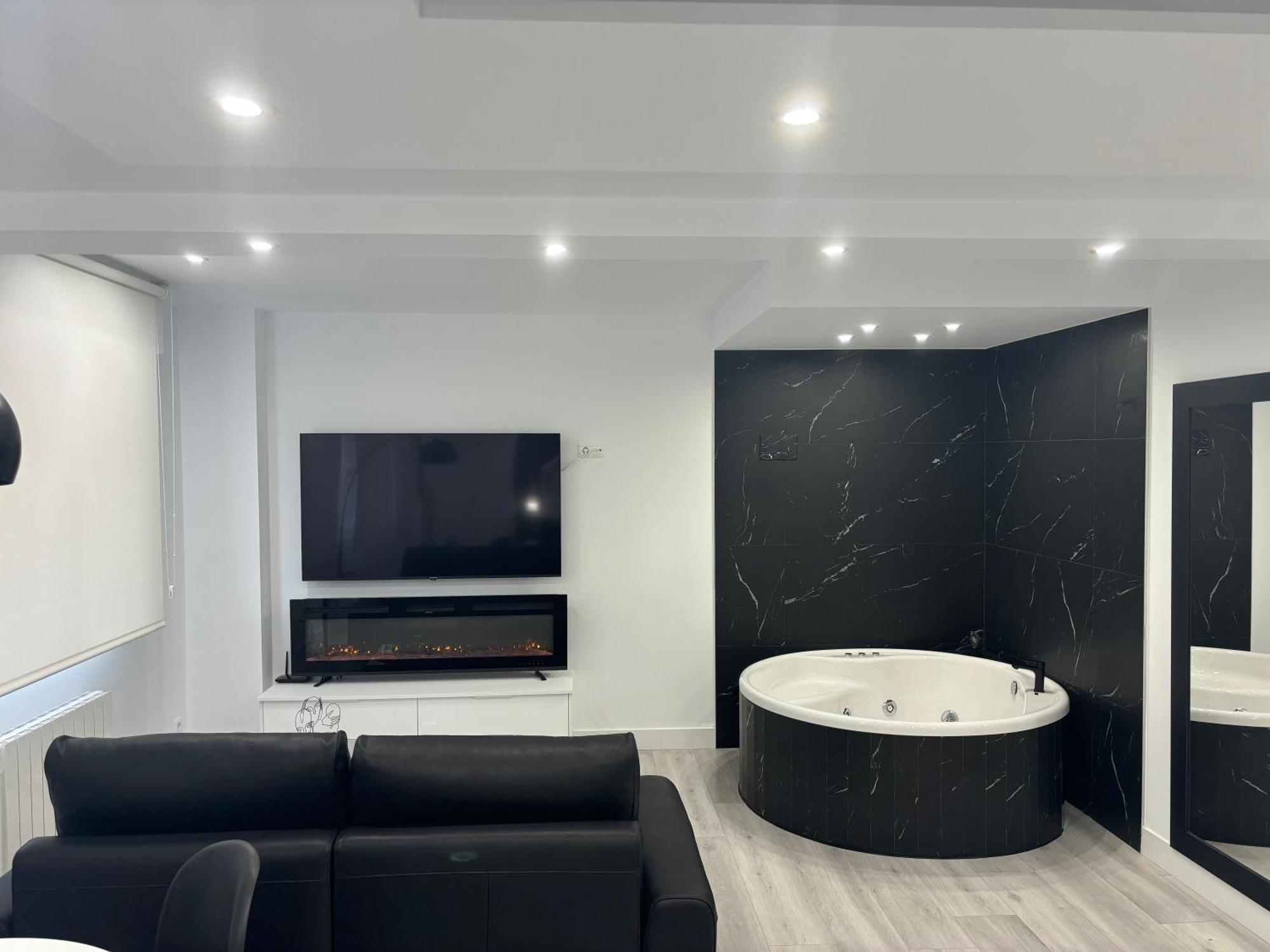 Black And White Suite Cervantes Castro Urdiales Ngoại thất bức ảnh